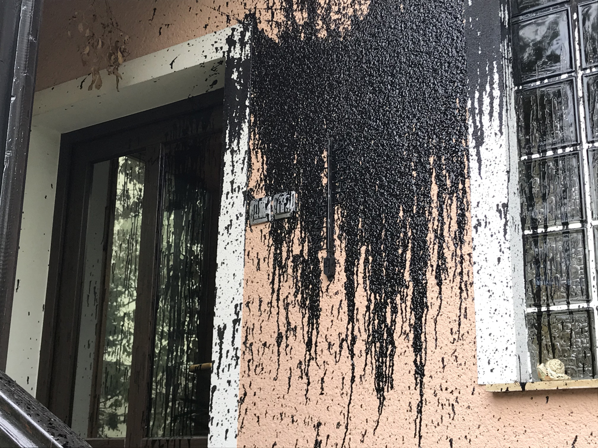 Slovenska Bistrica: Neznani storilci močno iznakazili fasado hiše. "Strah me je, popolnoma sem pretresen in na koncu z živci"