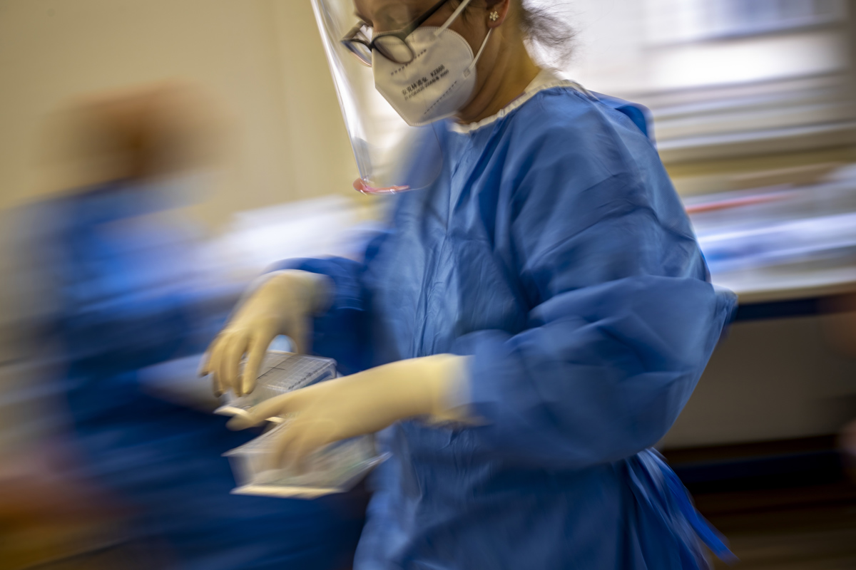 Raziskava: Več kot pol bolnikov s covidom-19 s simptomi še več mesecev po odpustu