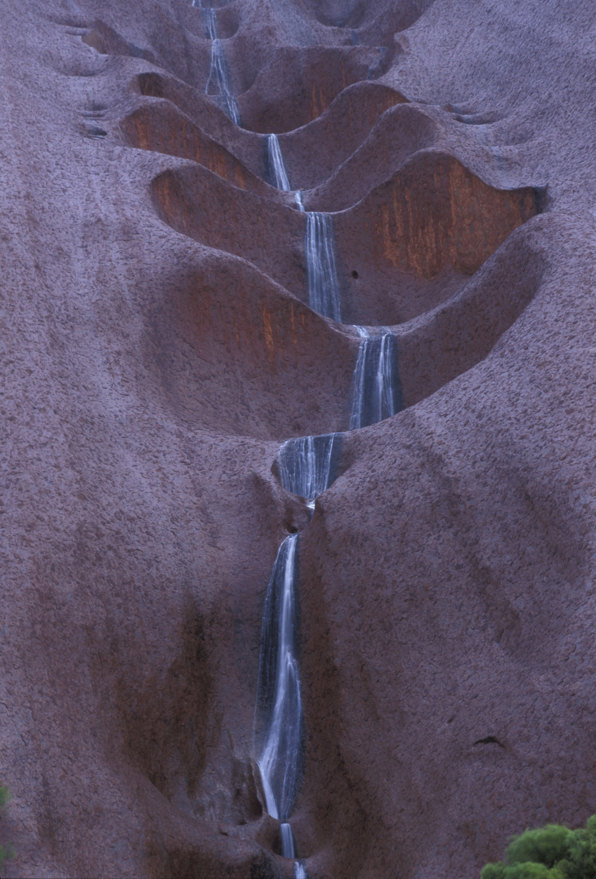 Le odstotek obiskovalcev te svetovne znamenitosti ima priložnost videti slapove, ki tečejo po skali