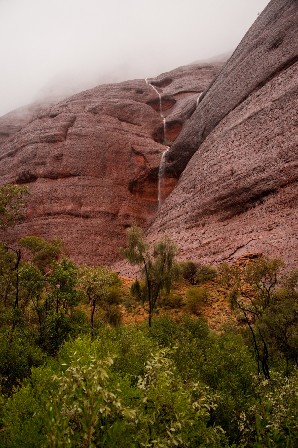 Le odstotek obiskovalcev te svetovne znamenitosti ima priložnost videti slapove, ki tečejo po skali