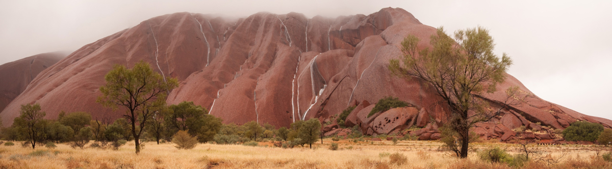 Le odstotek obiskovalcev te svetovne znamenitosti ima priložnost videti slapove, ki tečejo po skali