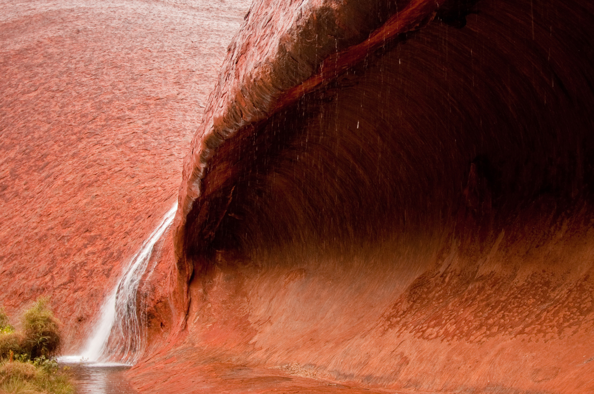 Le odstotek obiskovalcev te svetovne znamenitosti ima priložnost videti slapove, ki tečejo po skali