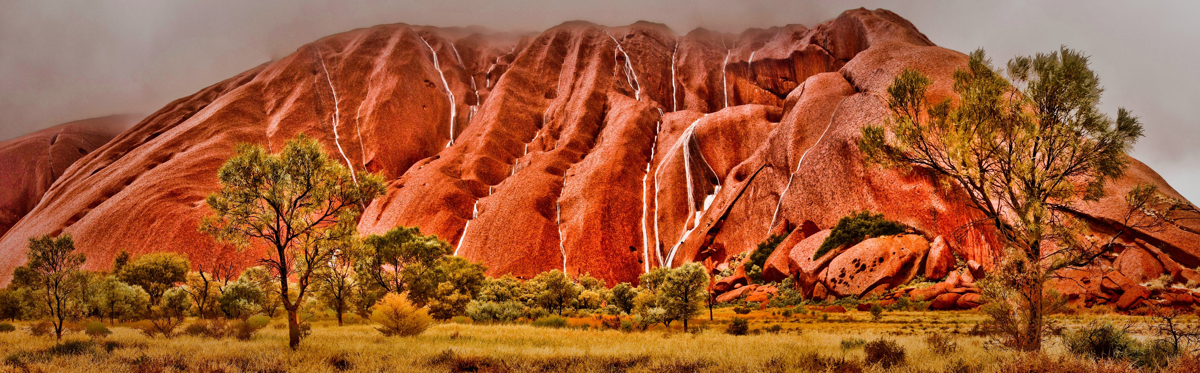 Le odstotek obiskovalcev te svetovne znamenitosti ima priložnost videti slapove, ki tečejo po skali