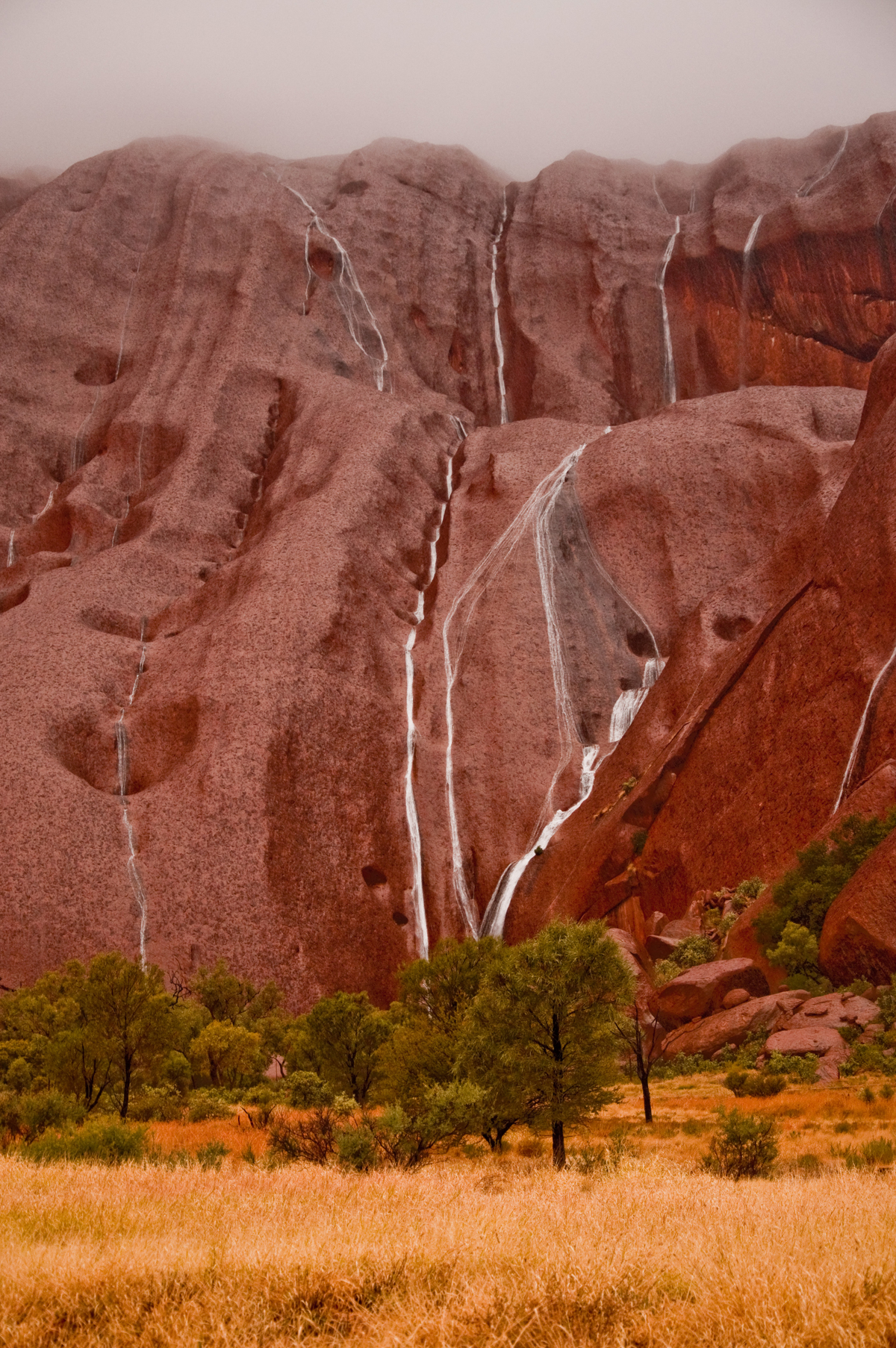Le odstotek obiskovalcev te svetovne znamenitosti ima priložnost videti slapove, ki tečejo po skali
