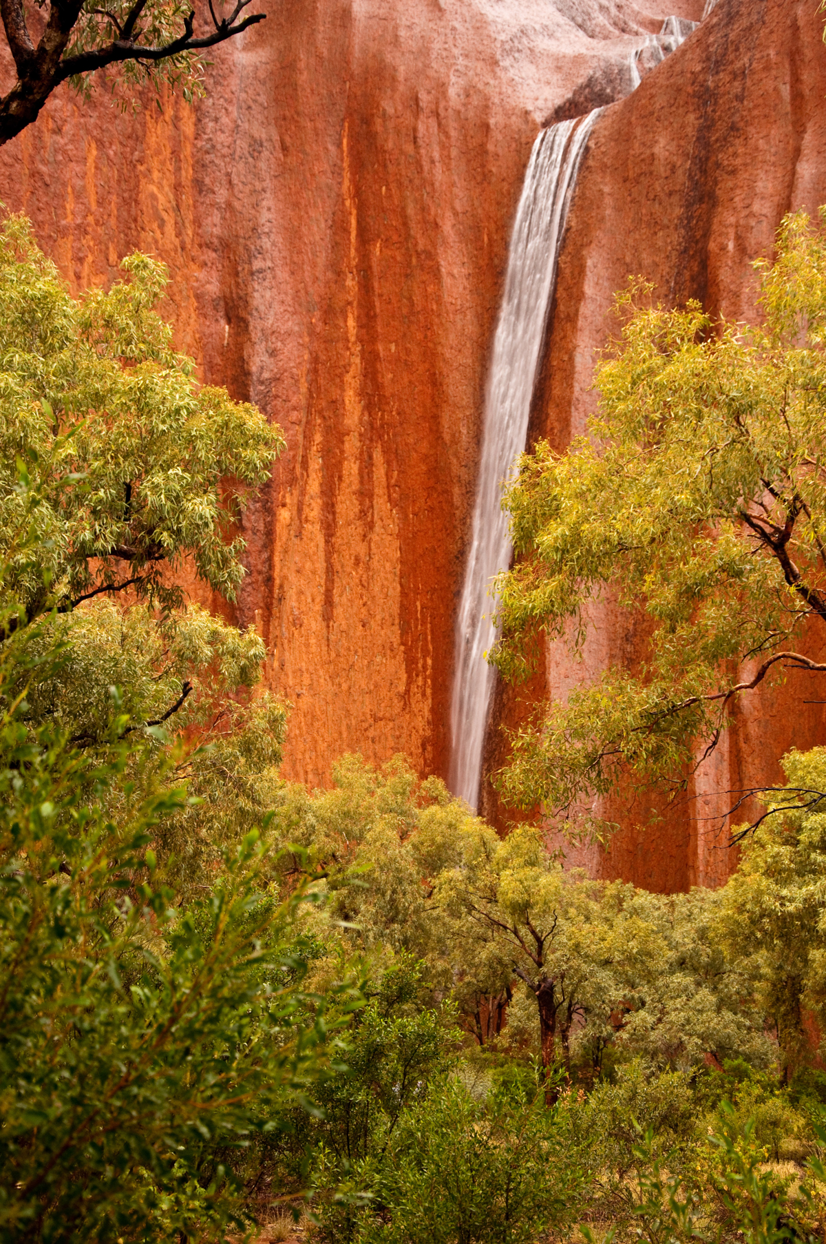 Le odstotek obiskovalcev te svetovne znamenitosti ima priložnost videti slapove, ki tečejo po skali