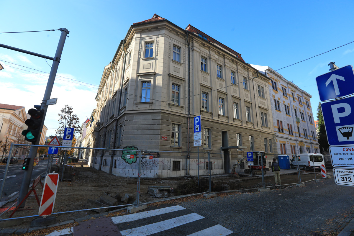 V križišču Ulice heroja Tomšiča in Krekove v Mariboru namesto parkirnih mest urbana cona