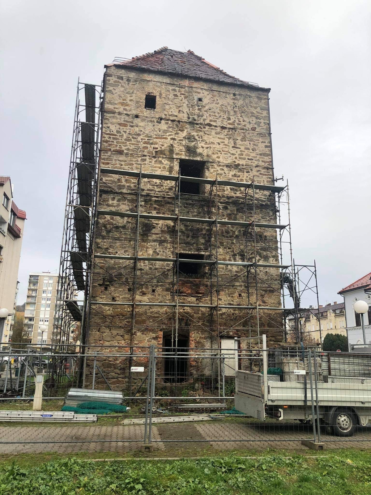 Interventna obnova: Streha Čeligijevega stolpa tik pred tem, da se zruši