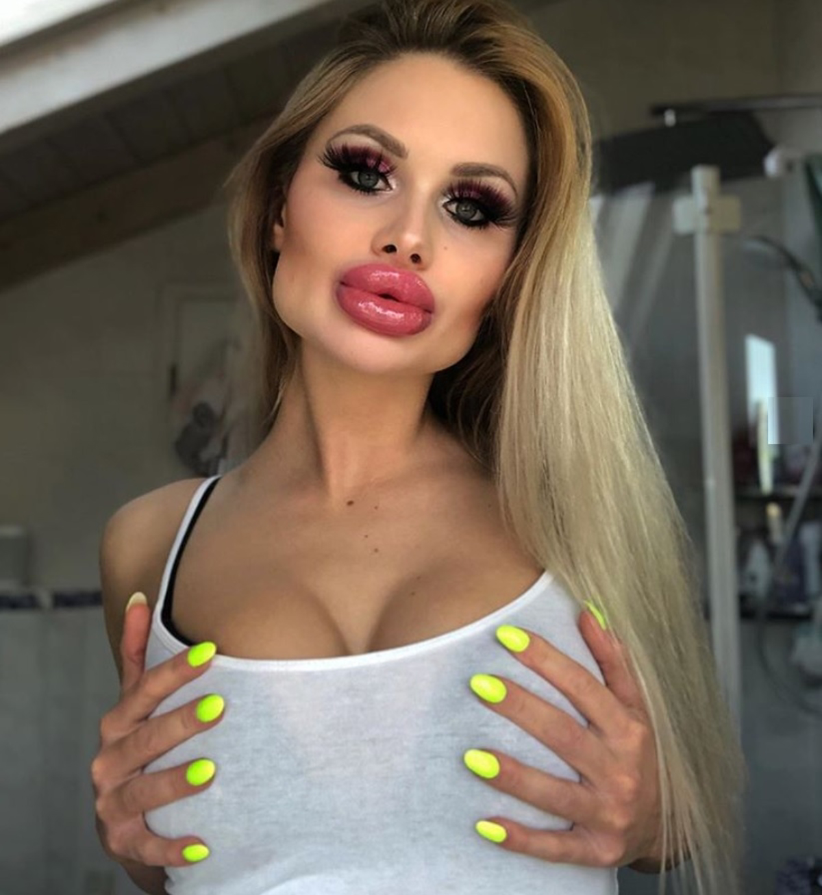 (FOTO) 21-letnica je v svoj izgled vložila že preko 10.000 evrov. A to je šele začetek