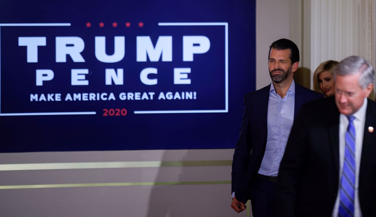 Tudi vodja kabineta Donalda Trumpa ima covid-19. Biden napoveduje reševanje življenj, Trump pa tvita, da se pravni postopki šele začenjajo