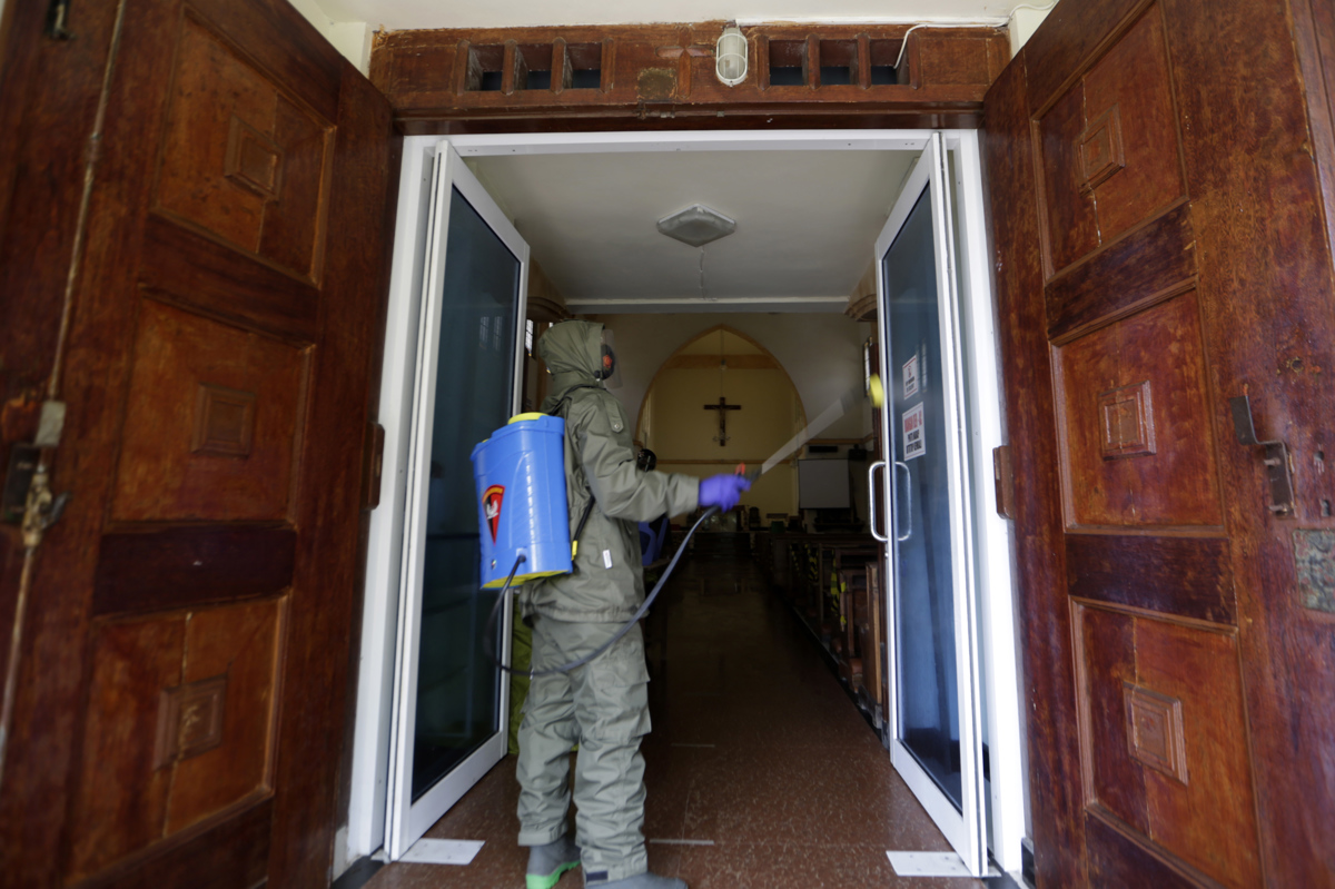 Sodišče podprlo vlado, ki so jo škofje tožili, ker so maše zaradi covida-19 prepovedane