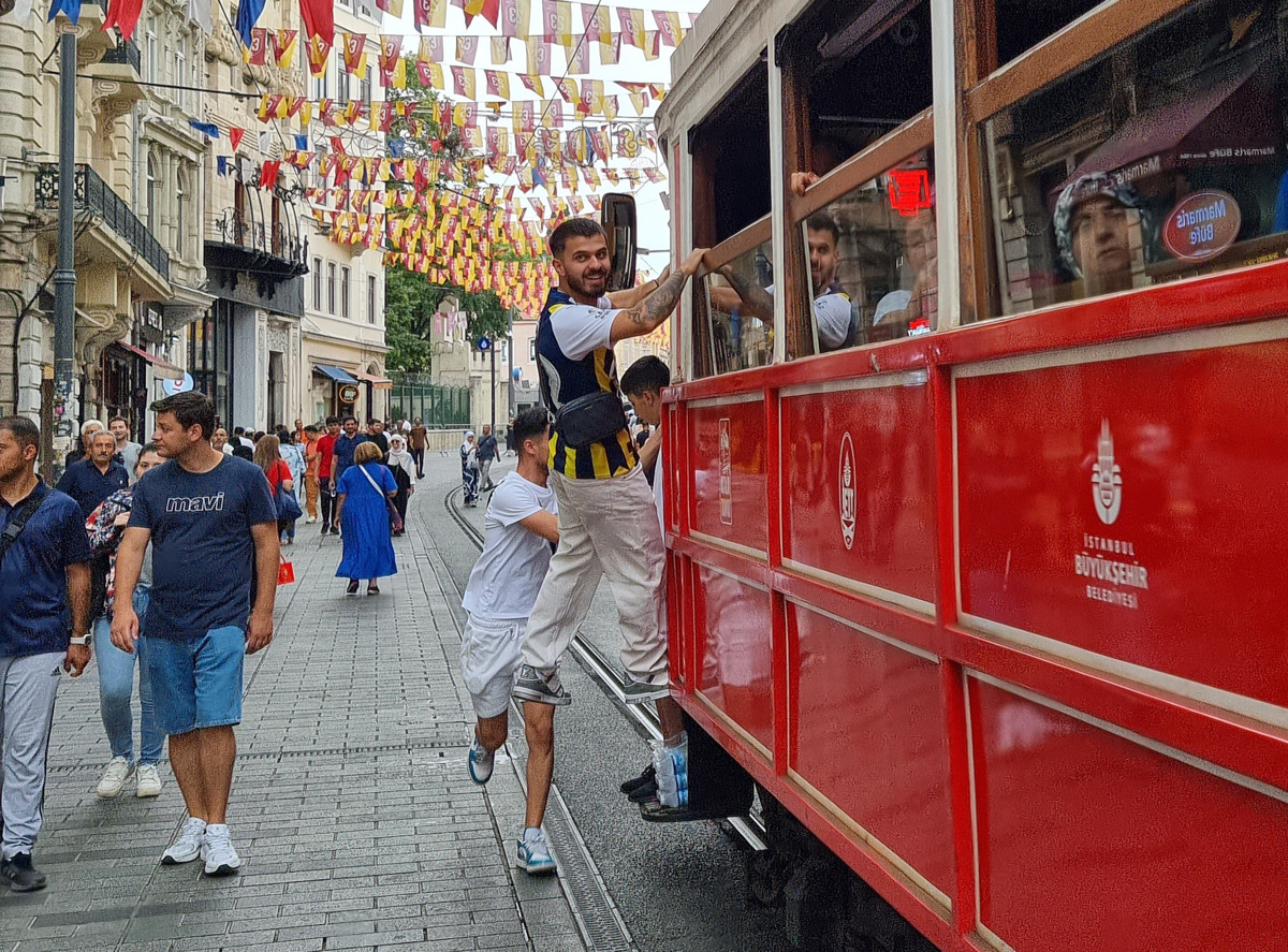 (REPORTAŽA) Spodbudna napoved iz nogometne metropole: Slovenija gre na Euro!