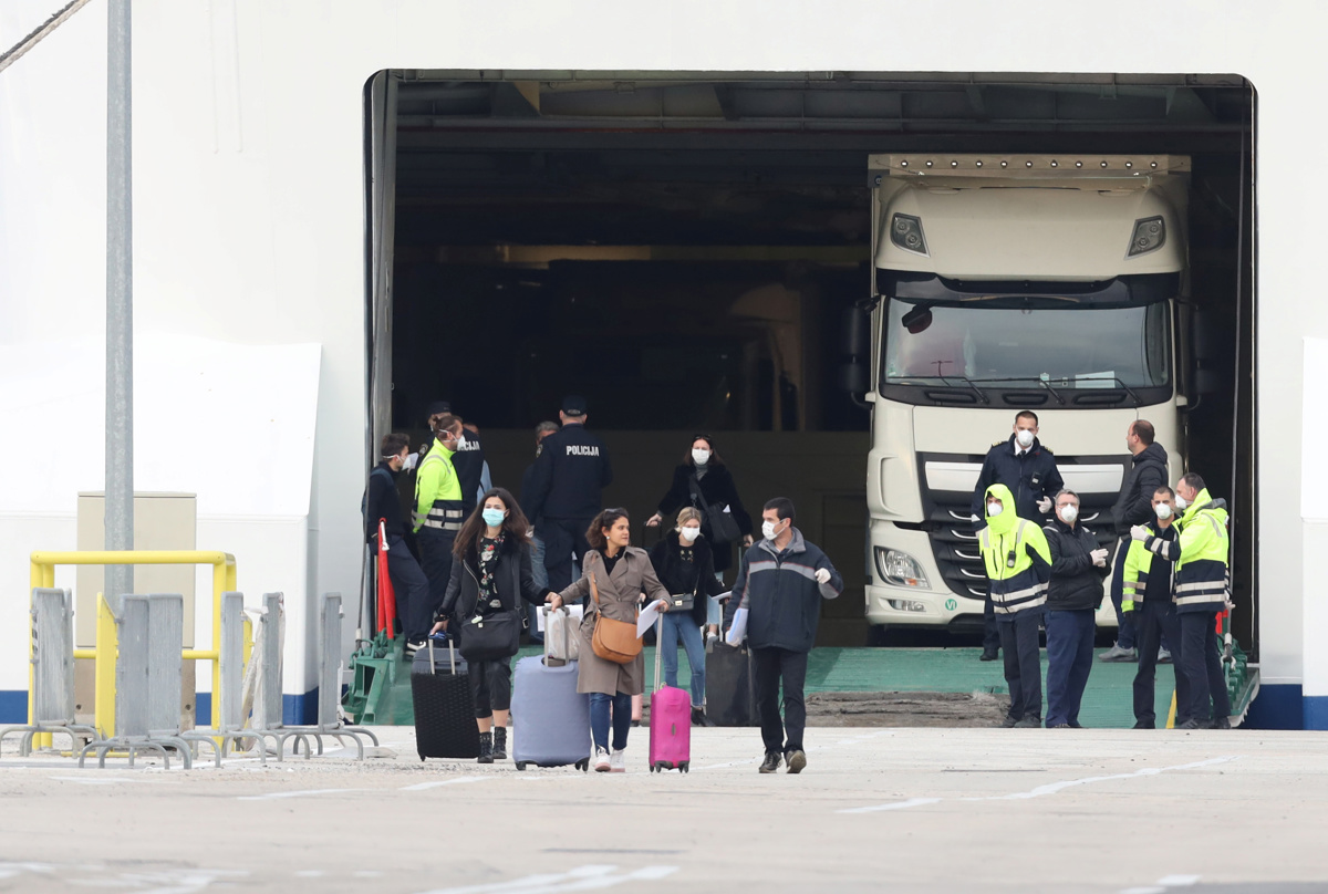 MNZ: Hrvaška na meji od tujih potnikov zahteva 500 evrov za karanteno