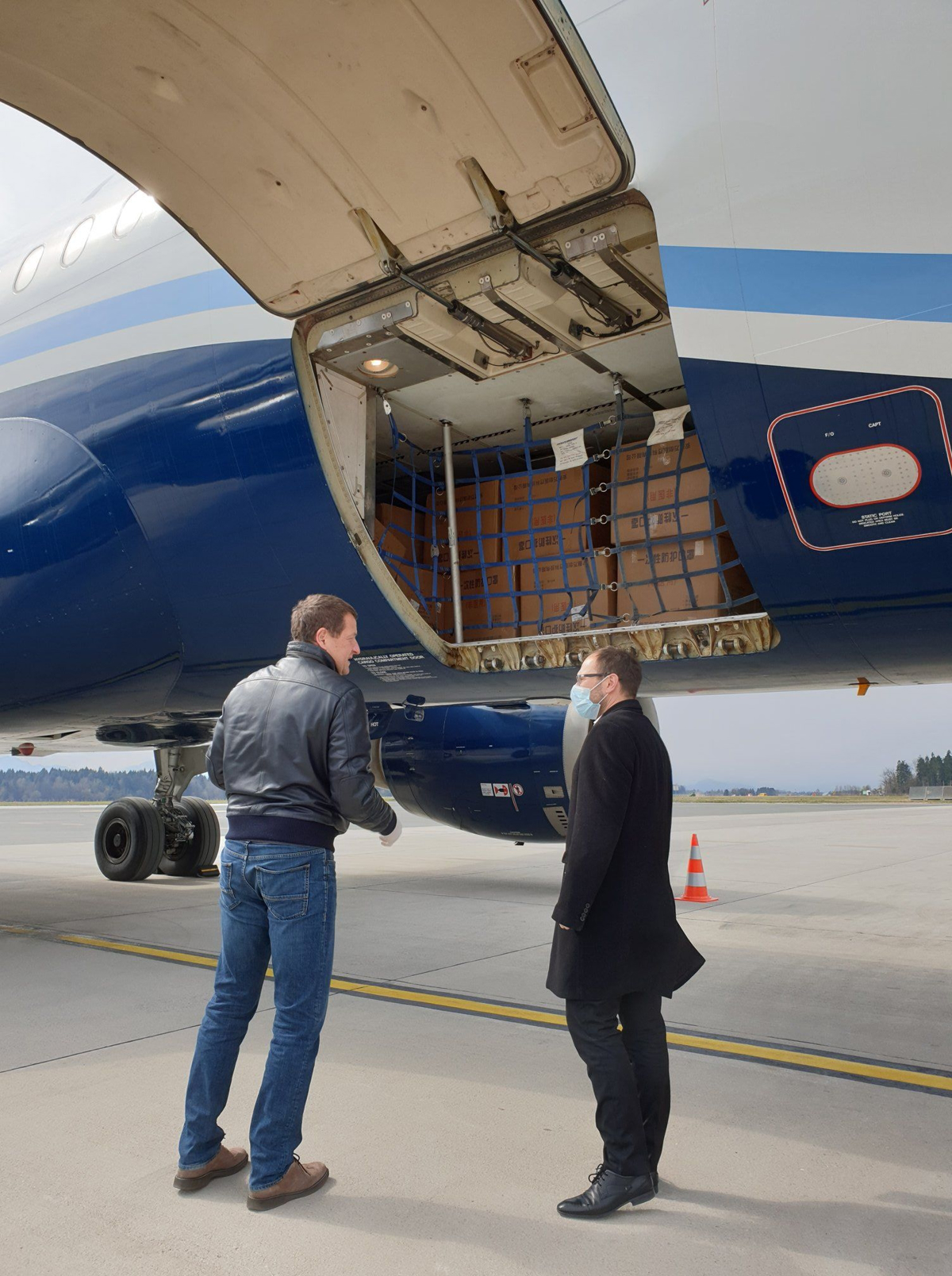 V Slovenijo prispelo več kot pol milijona zaščitnih mask in 5000 zaščitnih kombinezonov