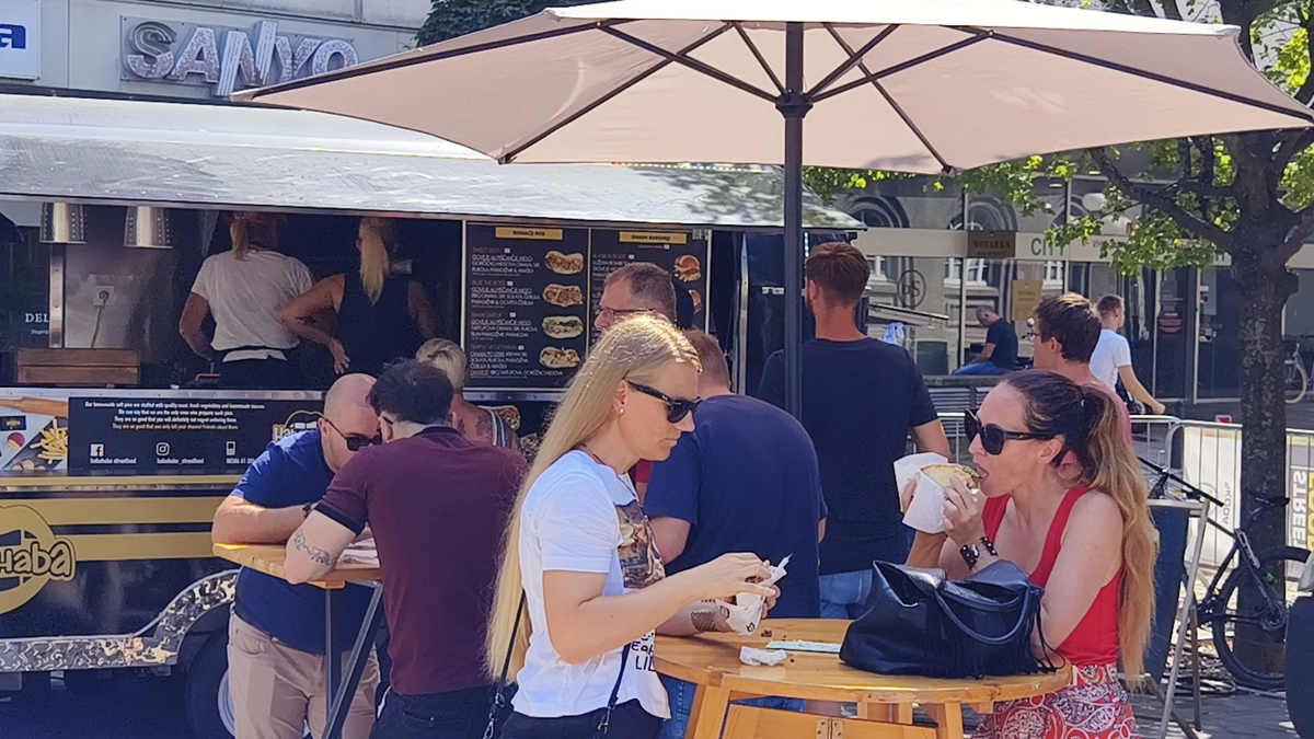 (VIDEO) V Mariboru se je ustavila karavana ulične hrane