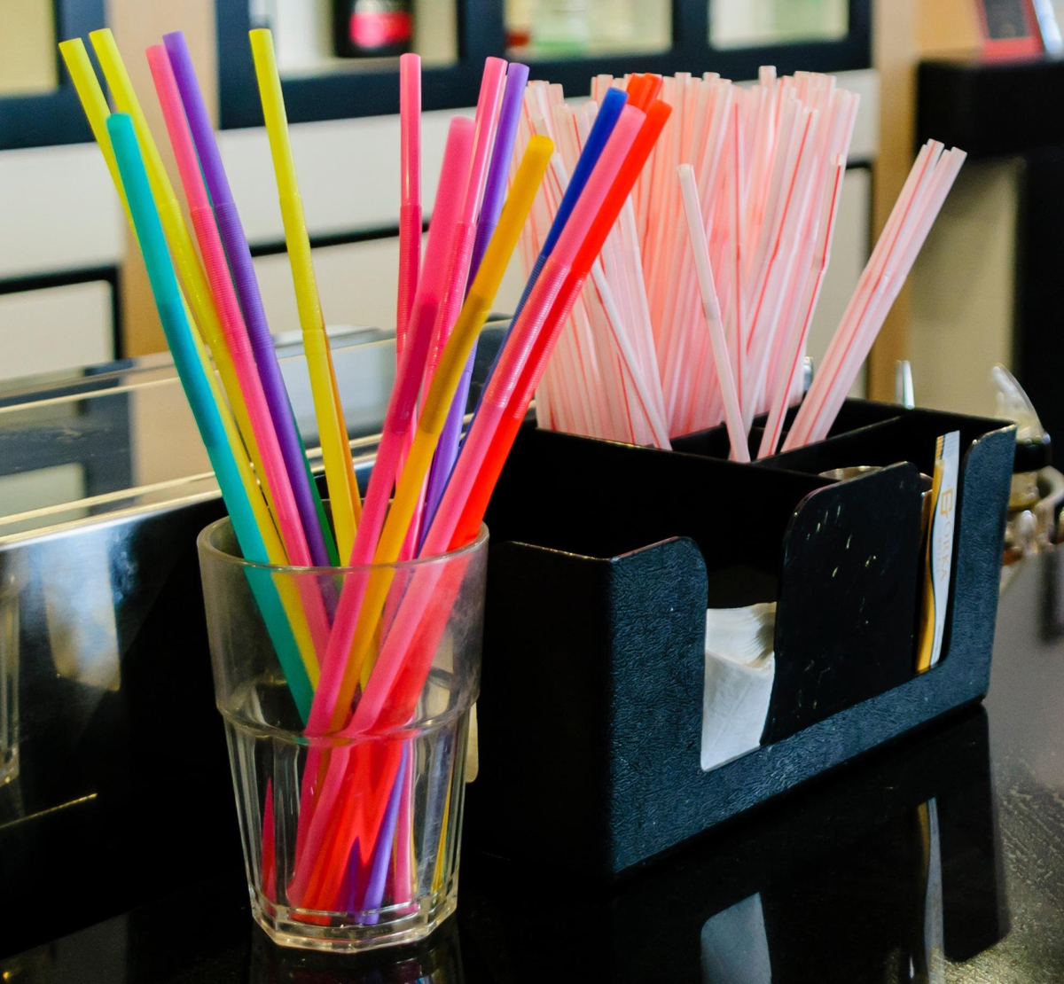 Raziskava: Papirnate slamice ne nujno boljše za okolje od plastičnih