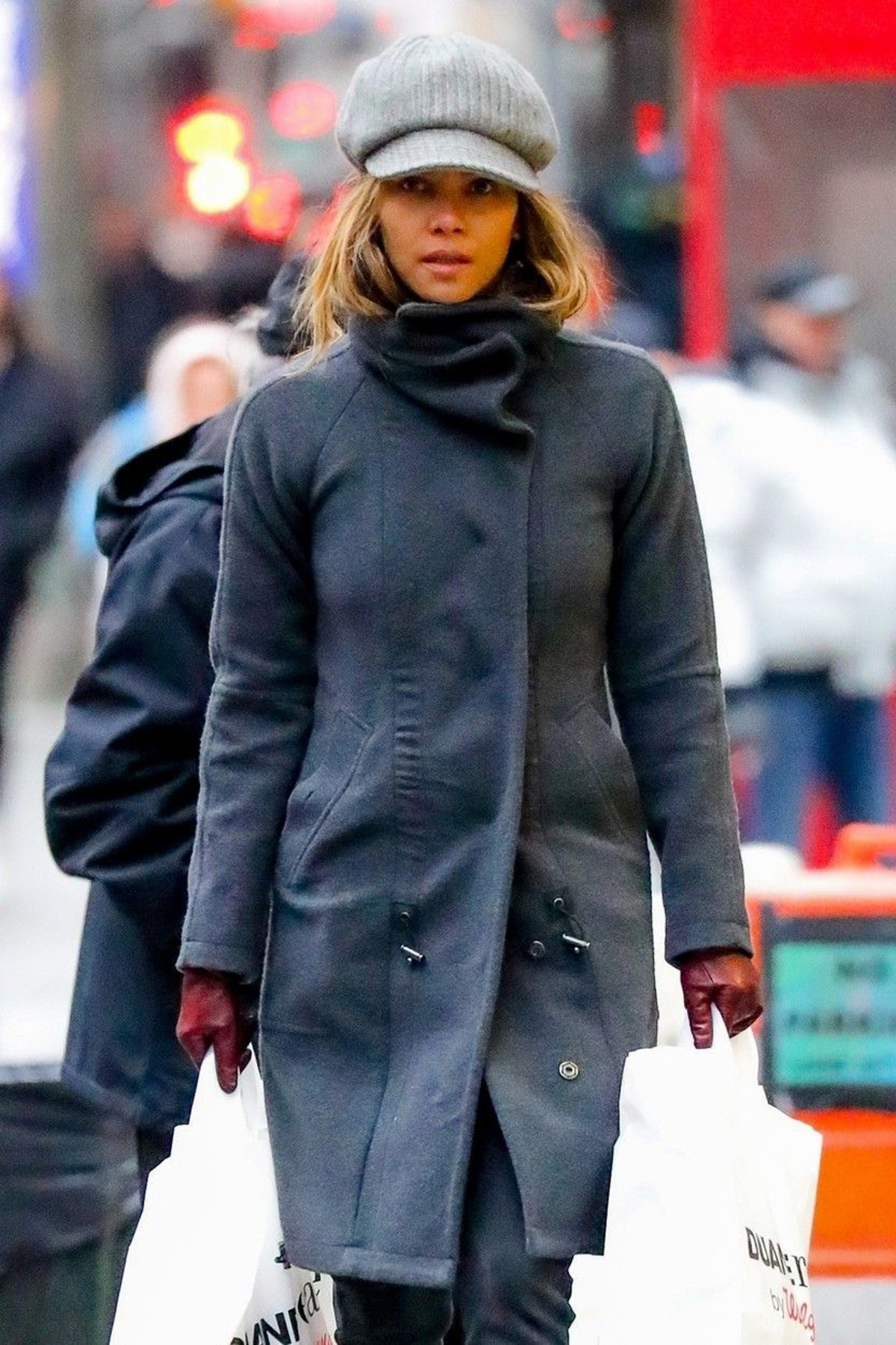 Halle Berry se je skrila pod nežno sivo kapo.