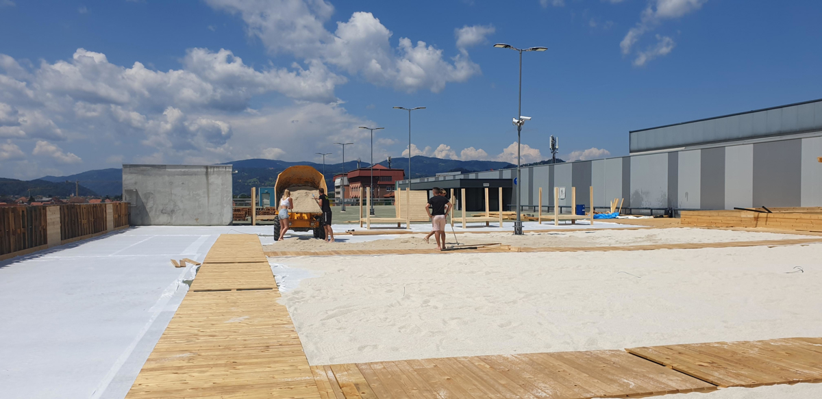 (FOTO) Skrivnost tovornjakov, polnih mivke. Nastaja plaža, s katere se vidi Pohorje