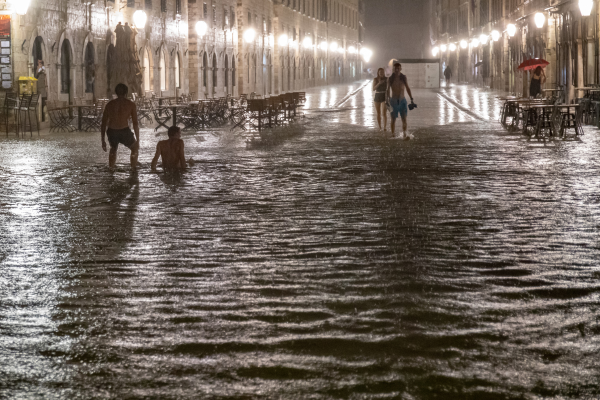 Odprlo se je nebo: Ne, to niso poplavljene Benetke, ampak priljubljena hrvaška turistična destinacija