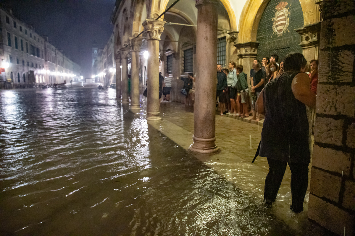 Odprlo se je nebo: Ne, to niso poplavljene Benetke, ampak priljubljena hrvaška turistična destinacija