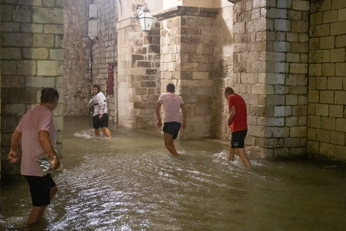 Odprlo se je nebo: Ne, to niso poplavljene Benetke, ampak priljubljena hrvaška turistična destinacija