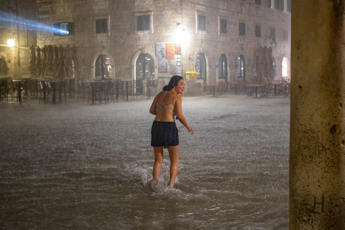 Odprlo se je nebo: Ne, to niso poplavljene Benetke, ampak priljubljena hrvaška turistična destinacija