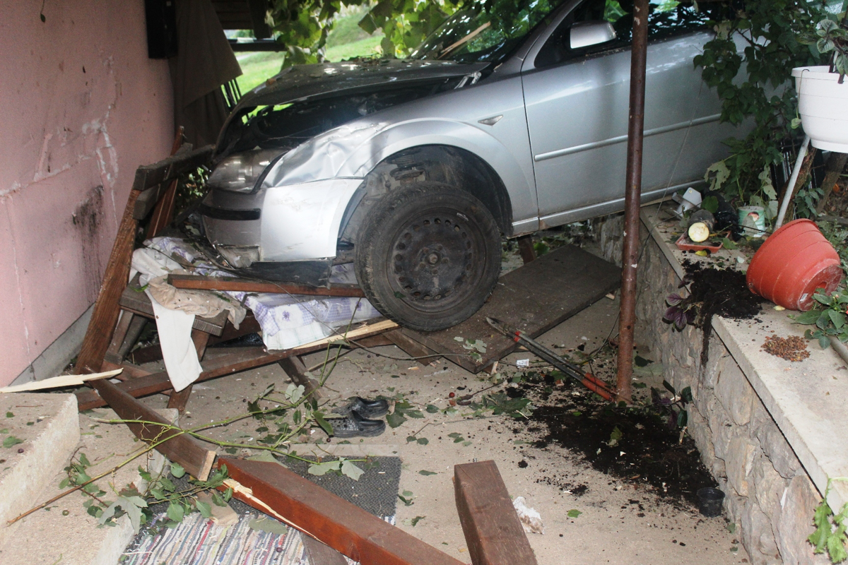 (FOTO) Vozili brez voznikov zdrveli po bregu, eno končalo na terasi, drugo v hiši