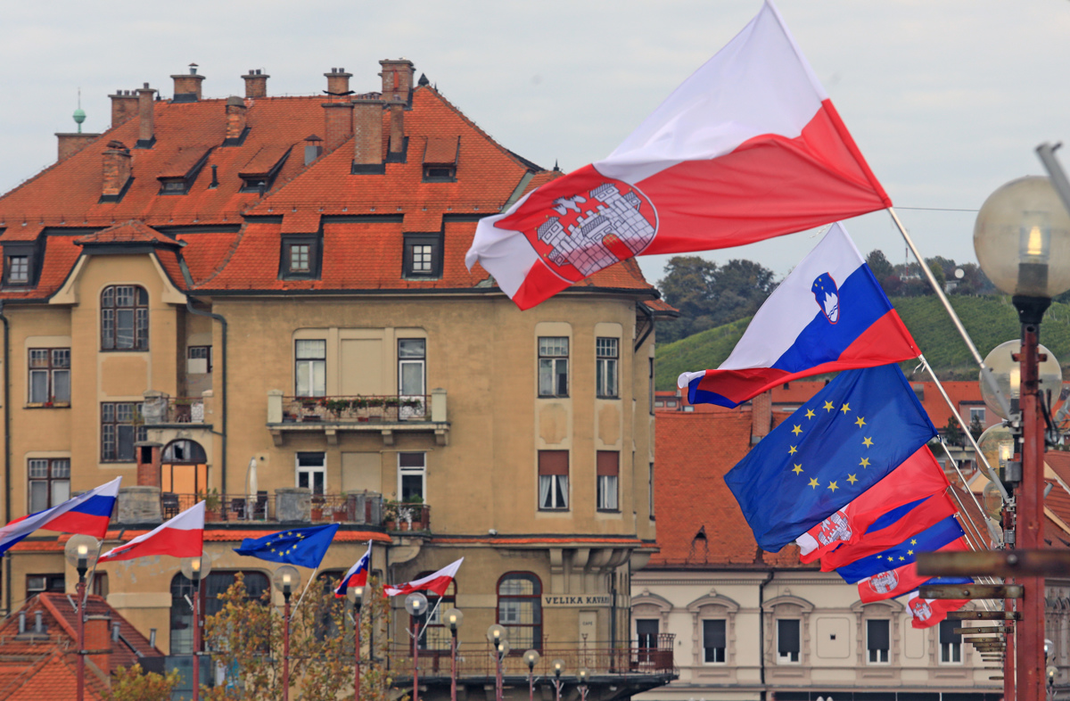 V Mariboru še zmeraj izobešene stare zastave, nove pridejo konec prihodnjega tedna