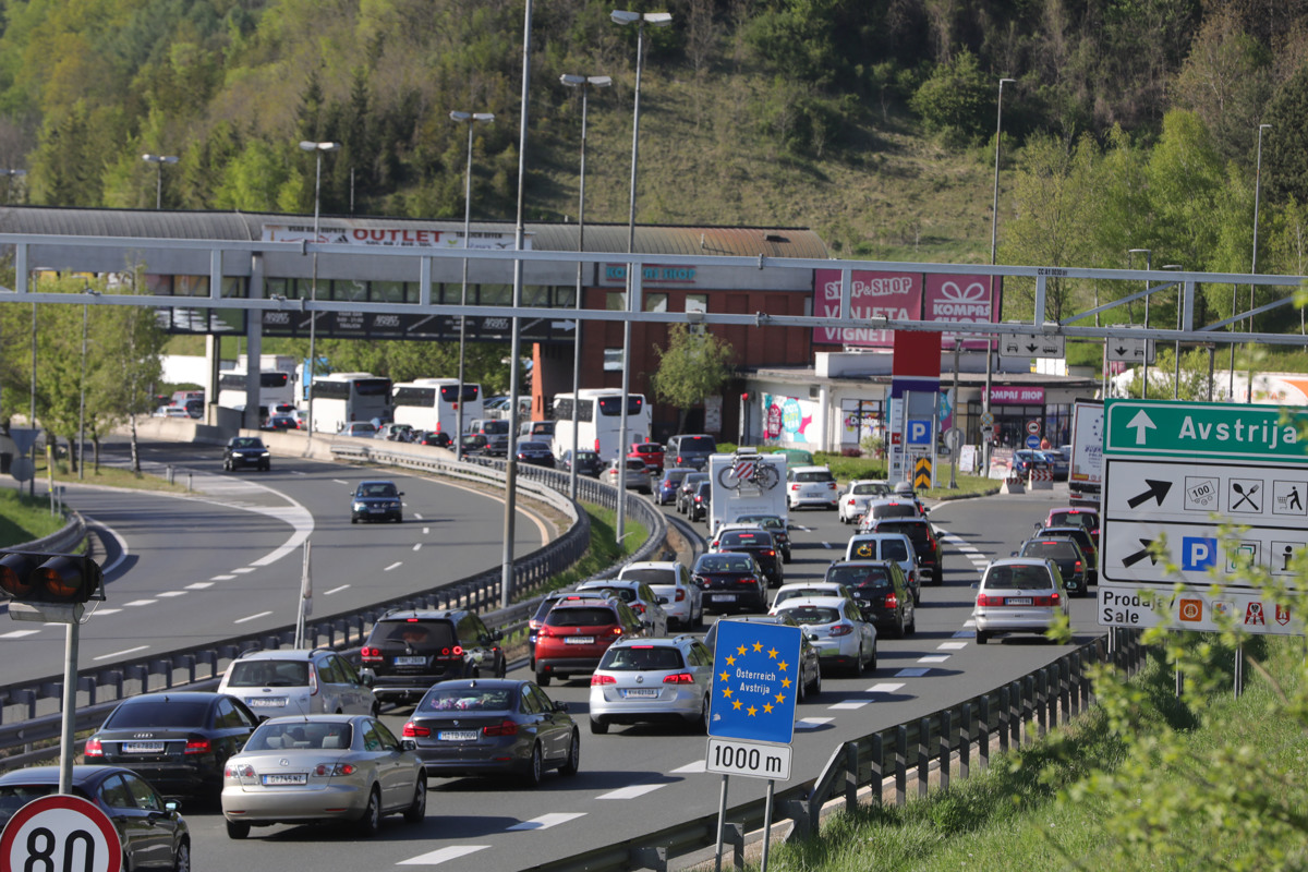 Konec velikonočnih praznikov se čuti na mejnih prehodih