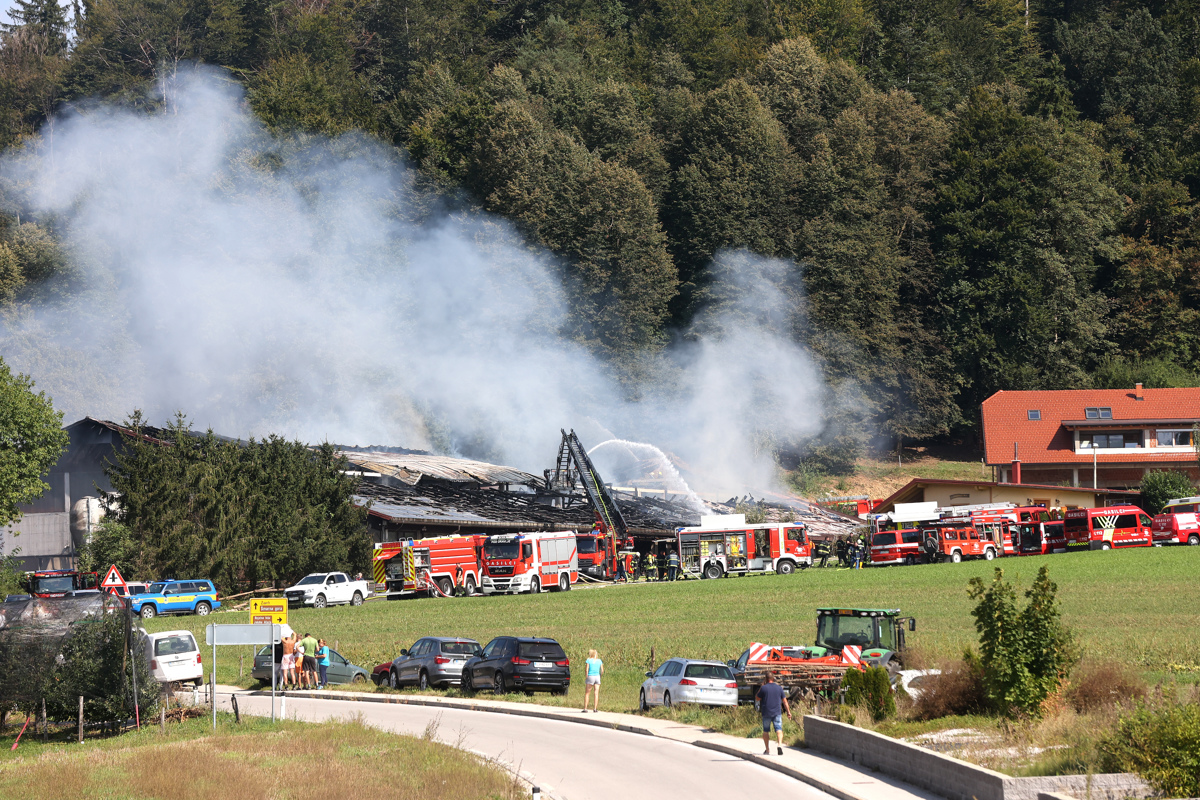 V Zavrhu pod Šmarno goro zagorelo večje gospodarsko poslopje 
