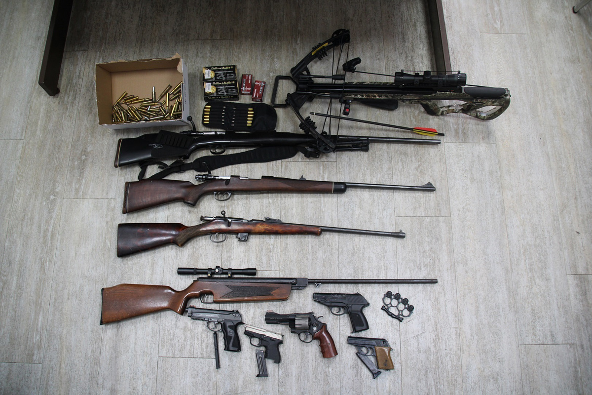 (FOTO) Repetirne puške, revolver, naboji ... Pri 39-letniku našli večjo količino orožja