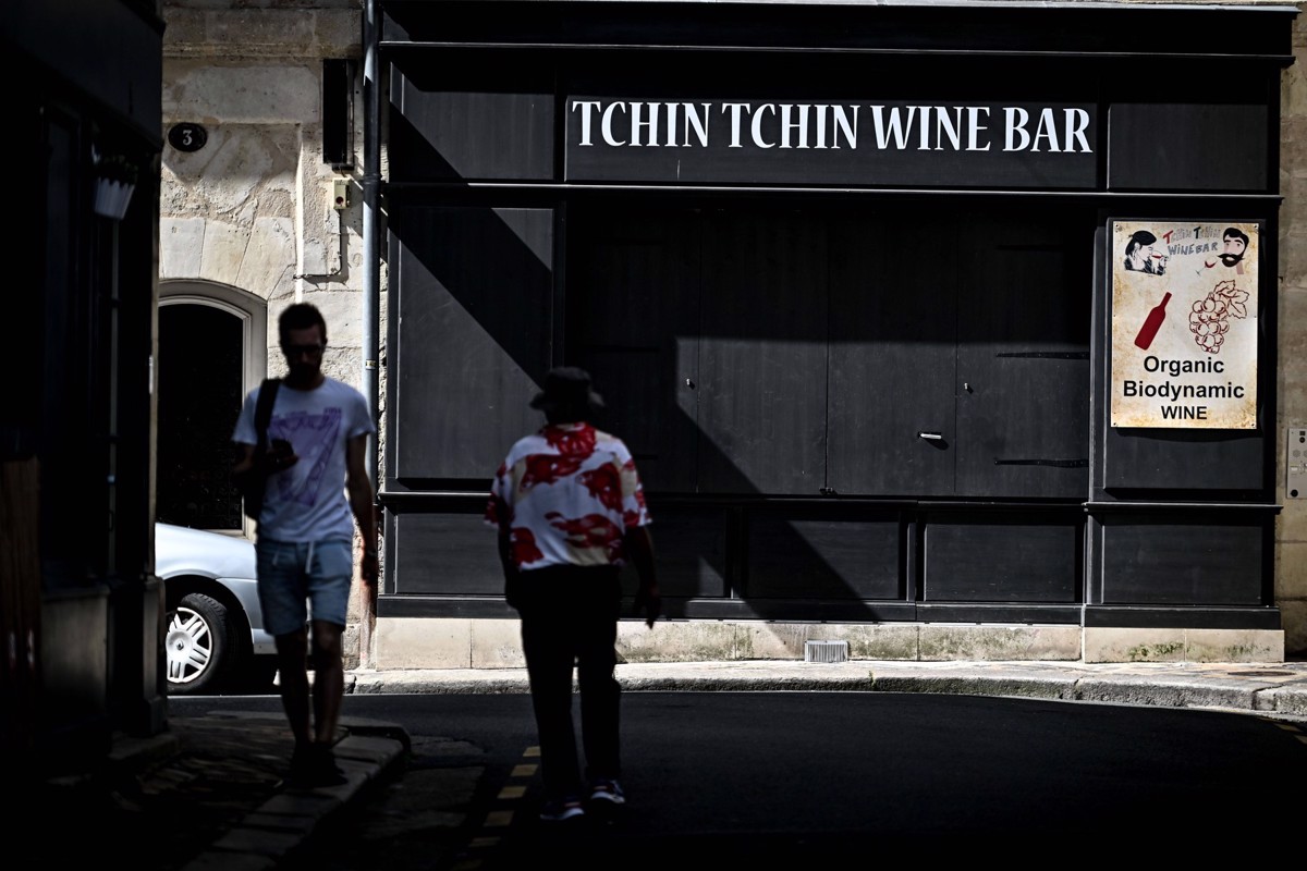 Ženska umrla, 12 ljudi je v bolnišnici: Jedli so sardele v priljubljeni turistični restavraciji