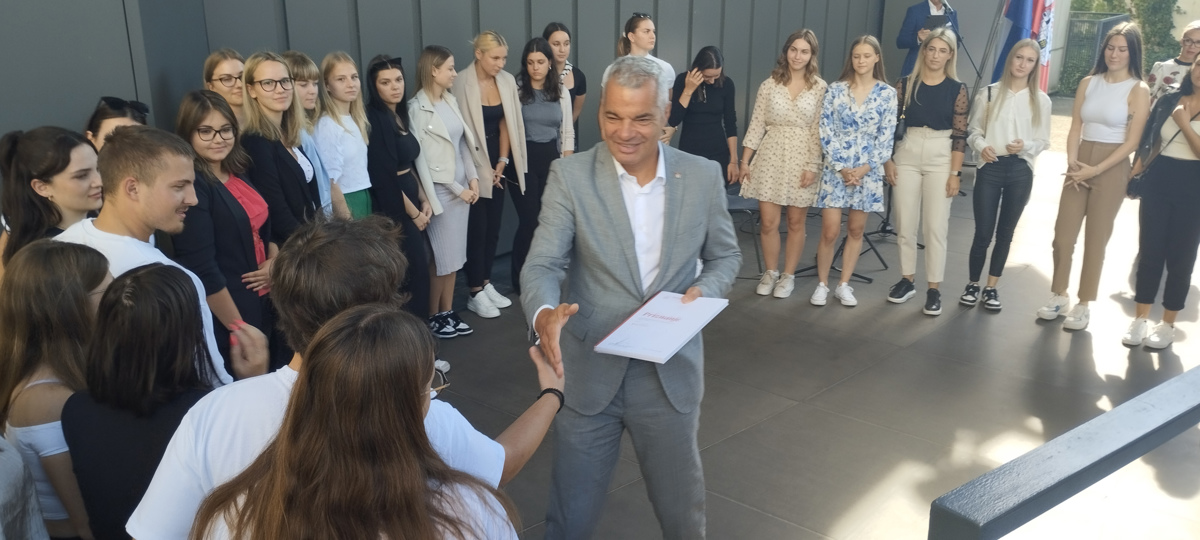 (FOTO) Šolanje na mariborskih srednjih šolah odlično zaključilo 381 dijakov