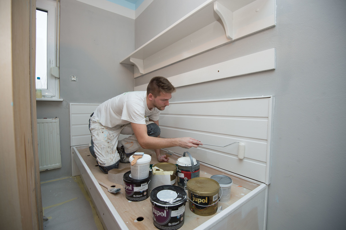 Vroča delovna mesta v Mariboru in okolici: Kje ponujajo slikopleskarju 1800 evrov plače?