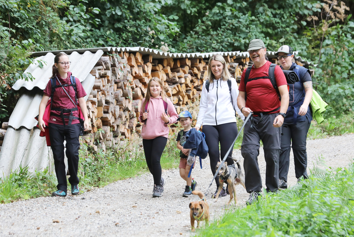 (FOTO) Humanitarni pohod Na noge! Za družino v stiski zbrali preko 3000 evrov
