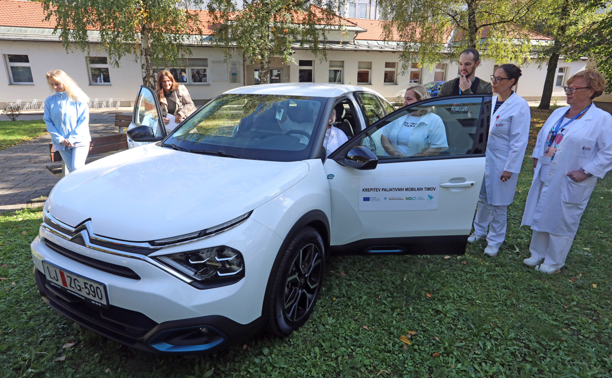 (VIDEO) UKC Maribor: Enota za paliativno oskrbo z novim avtomobilom