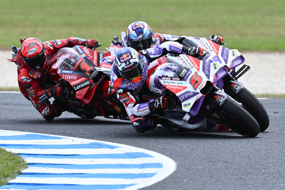 Kasnejši zmagovalec Johann Zarco (5) in na koncu drugi Francesco Bagnaia (1) sta v zadnjem krogu prehitela nesrečnega Jorgeja Martina (89).