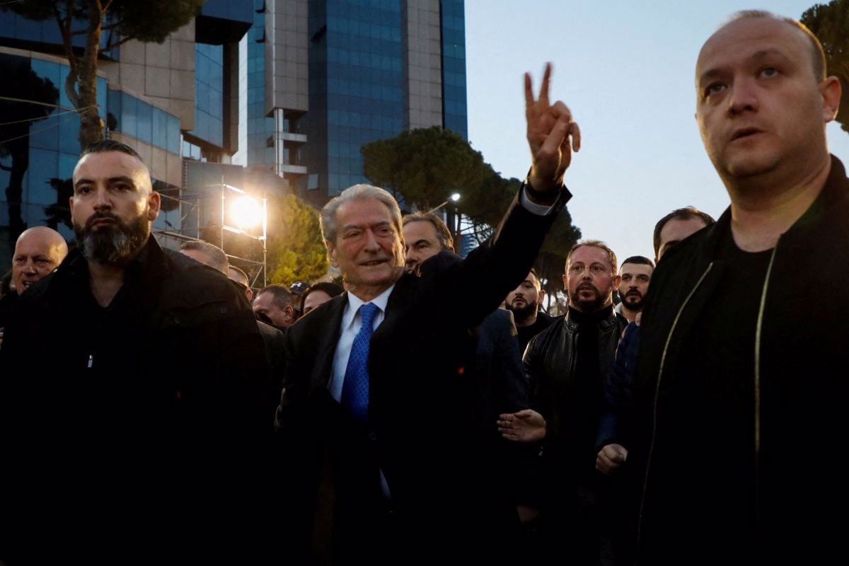 Nekdanji albanski premier obtožen korupcije, sam pravi, da je žrtev političnega napada s strani sedanjega premierja