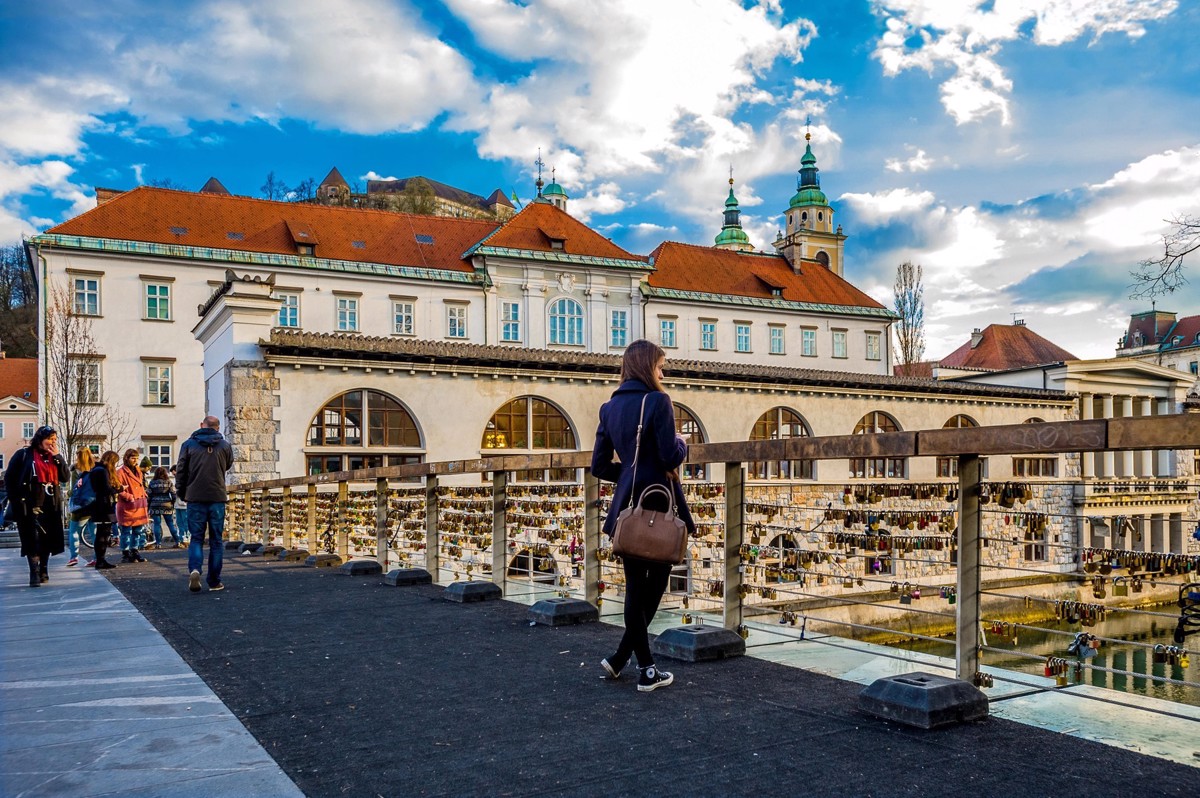 V bližini Mesarskega mostu moški hodil po robniku in padel v Ljubljanico