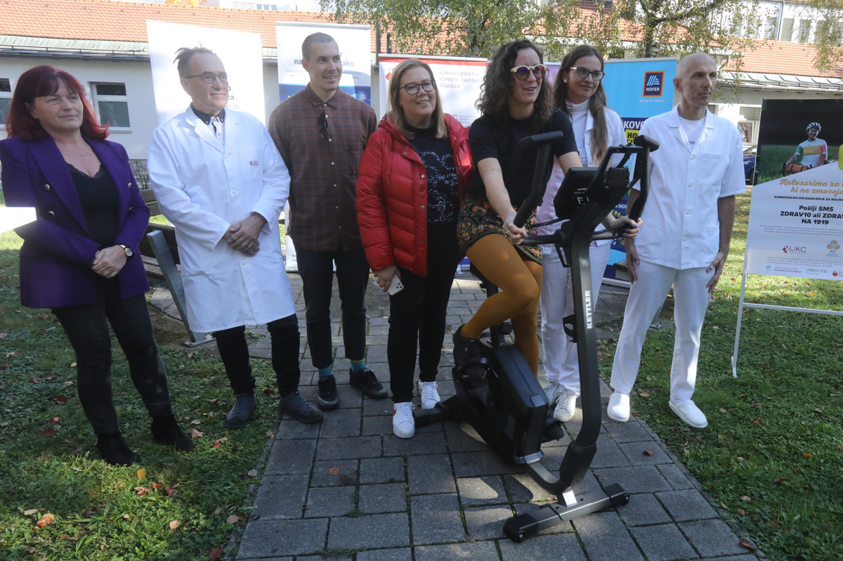 (VIDEO in FOTO) Dobrodelno prikolesarila dvanajst koles za bolnike z rakom