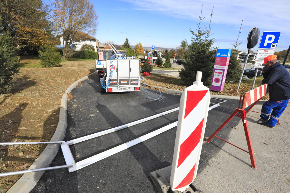 Parkirišče pod hotelom Habakuk so že začeli pripravljati za zapornice.
