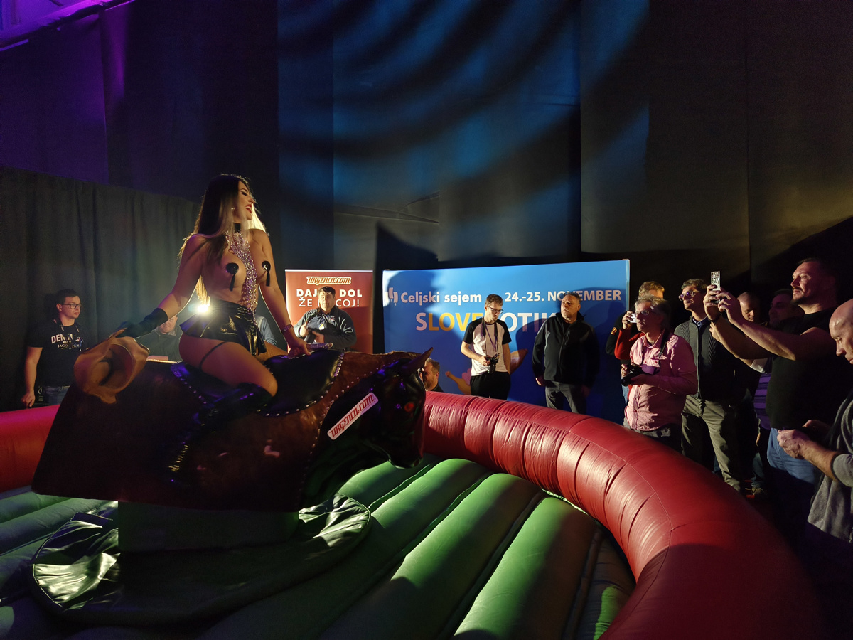 (FOTOGALERIJA) Na erotičnem sejmu Sloverotika še zmeraj dovolj akcije na odru