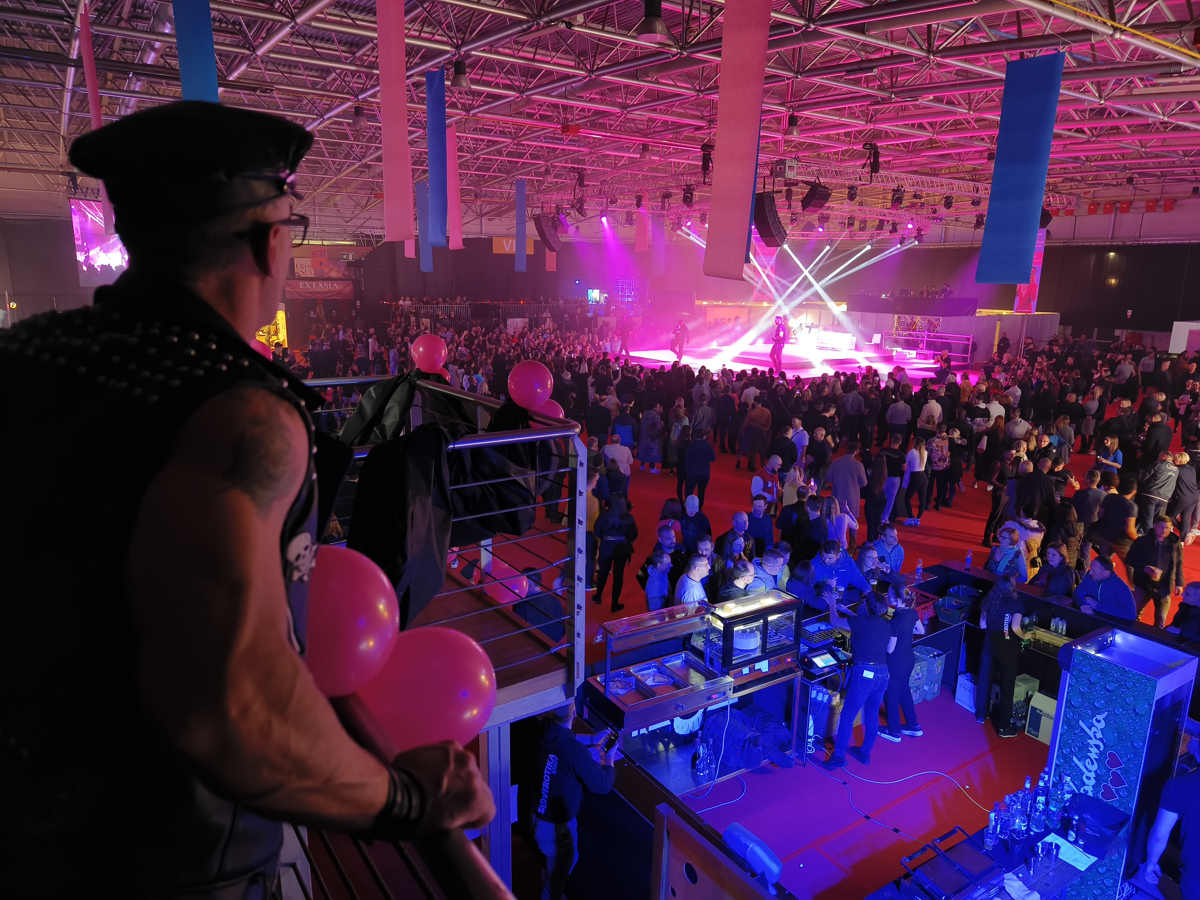 Prizorišče se je pozno popoldne dobro napolnilo.