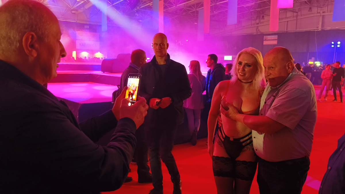 Sweet Mery se je morala nenehno fotografirati s svojimi oboževalci.