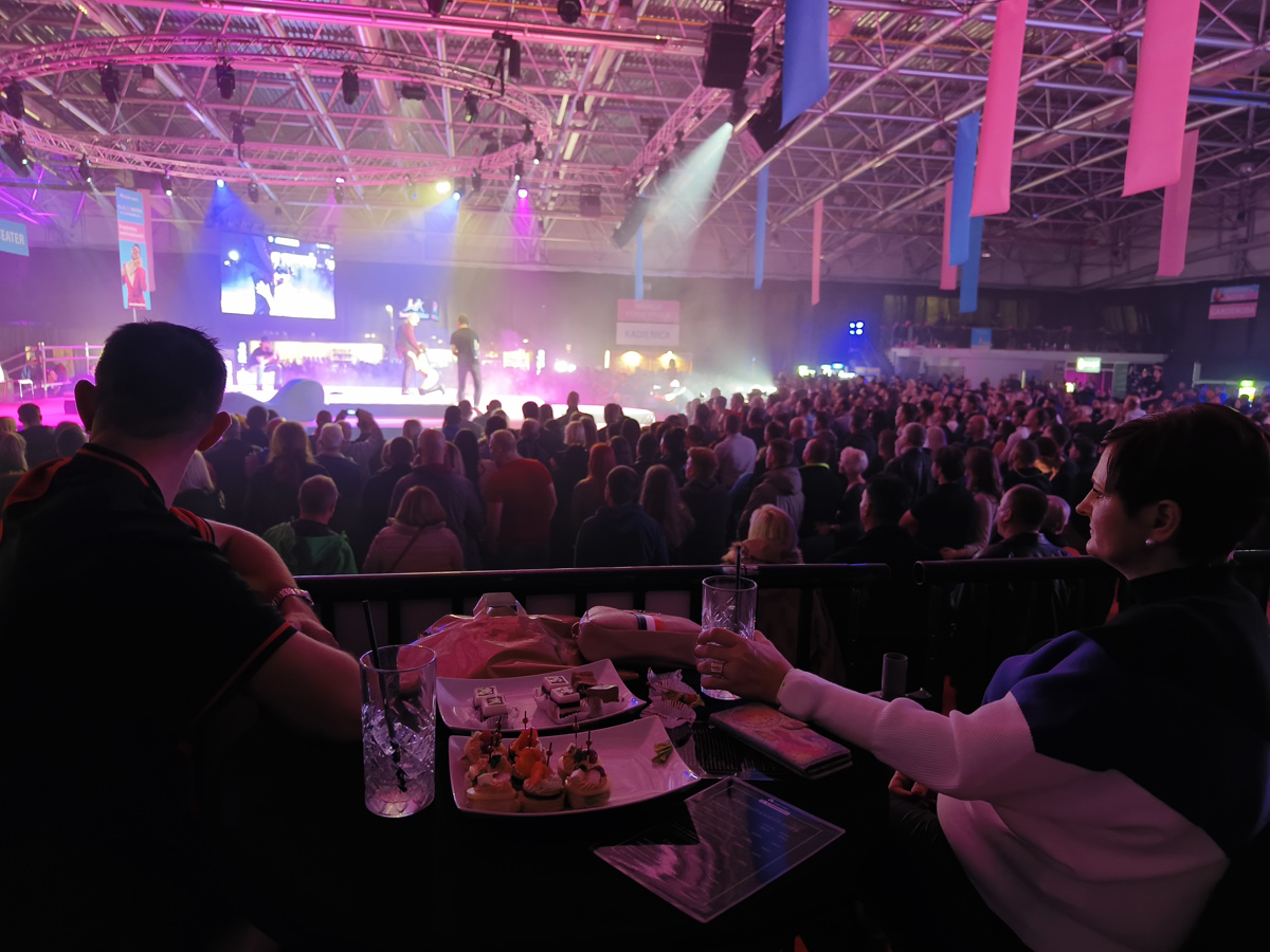 Pogled na glavni oder iz VIP prostora. 