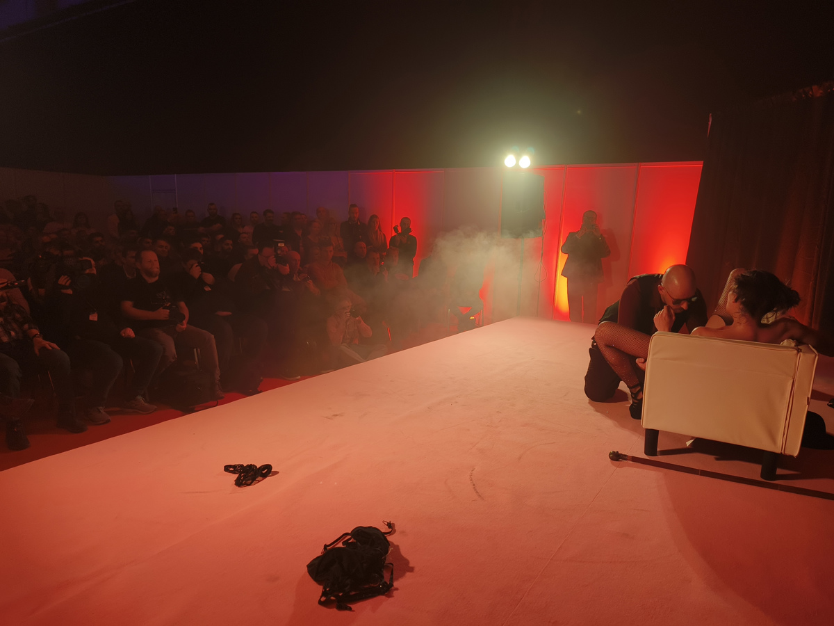 (FOTOGALERIJA) Na erotičnem sejmu Sloverotika še zmeraj dovolj akcije na odru