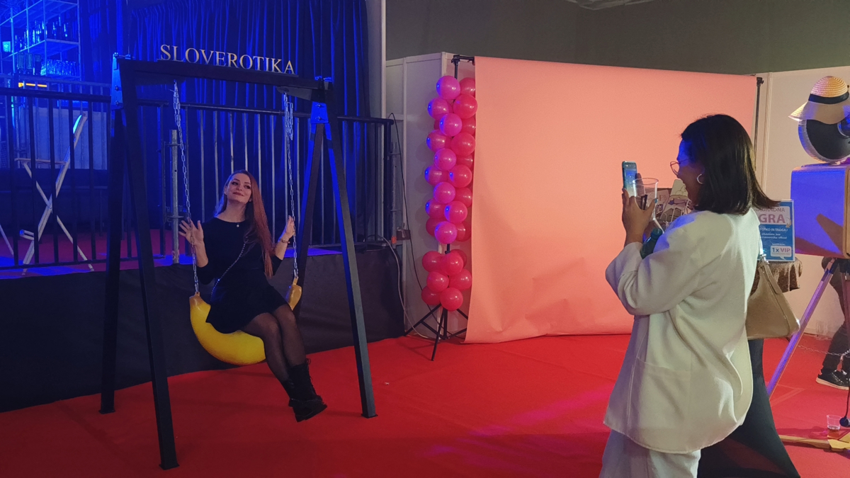(FOTOGALERIJA) Na erotičnem sejmu Sloverotika še zmeraj dovolj akcije na odru