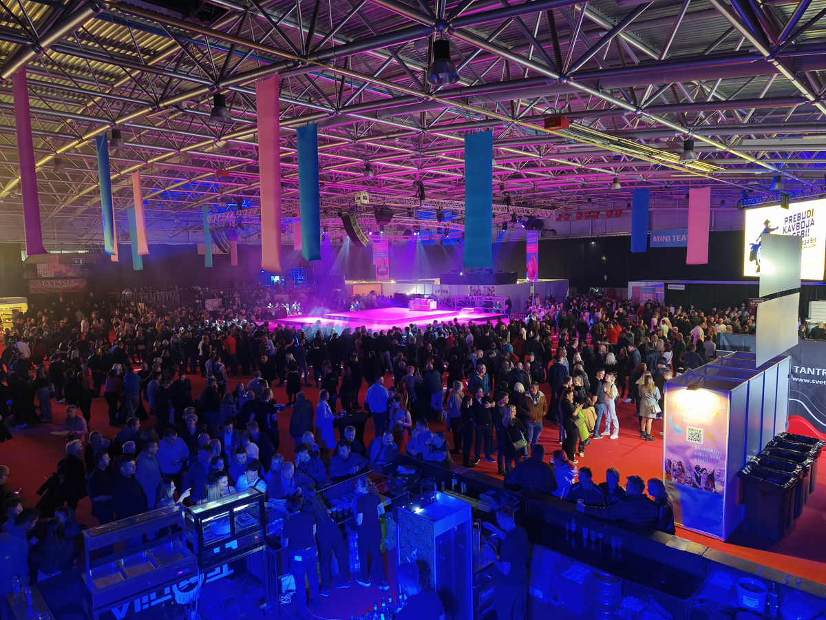 (FOTOGALERIJA) Na erotičnem sejmu Sloverotika še zmeraj dovolj akcije na odru