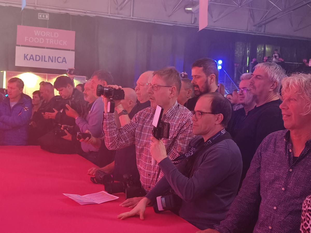 (FOTOGALERIJA) Na erotičnem sejmu Sloverotika še zmeraj dovolj akcije na odru