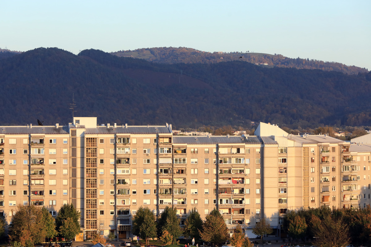 Fužine: Neznanca s predmetom, podobnim pištoli, od žrtev zahtevala vredne predmete. Prepoznate storilca?