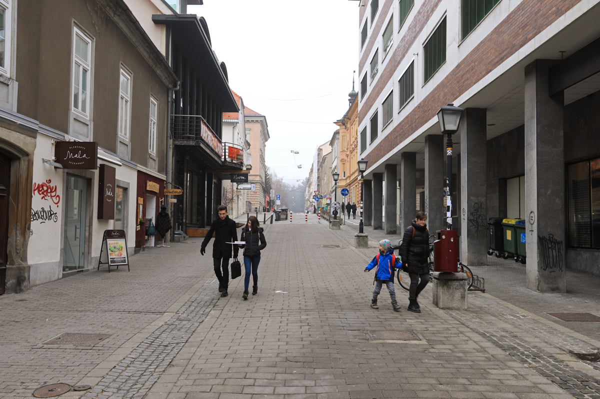 Interventna dela na potopnem valju na cesti v središču Maribora še niso zaključena